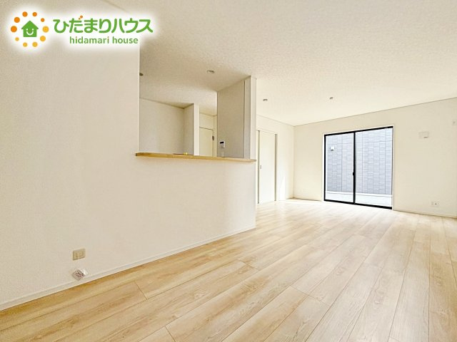 【居間・リビング】 | 水戸市西原第9　新築戸建　2号棟 | リビングの窓からはあたたかな日差しが差し込みます(*'▽')