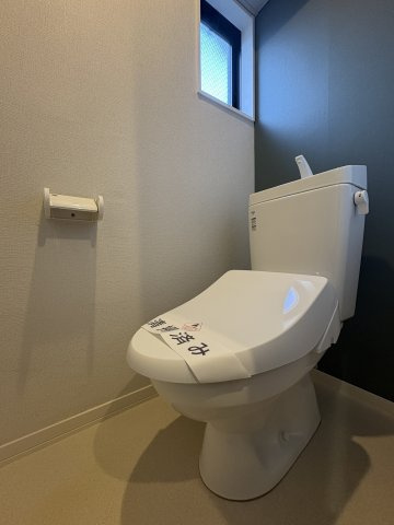 ルレーブ等々力のトイレ|換気しやすい小窓つき♪