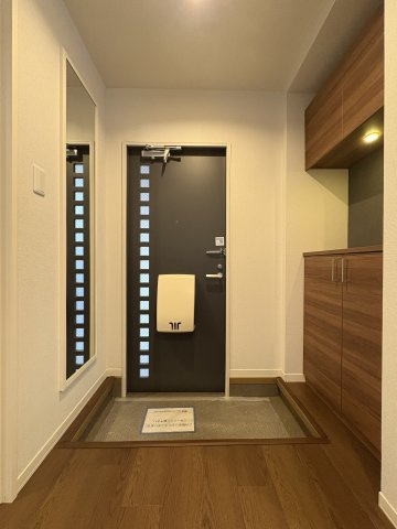 ルレーブ等々力の玄関|身支度に便利な全身鏡あり♪