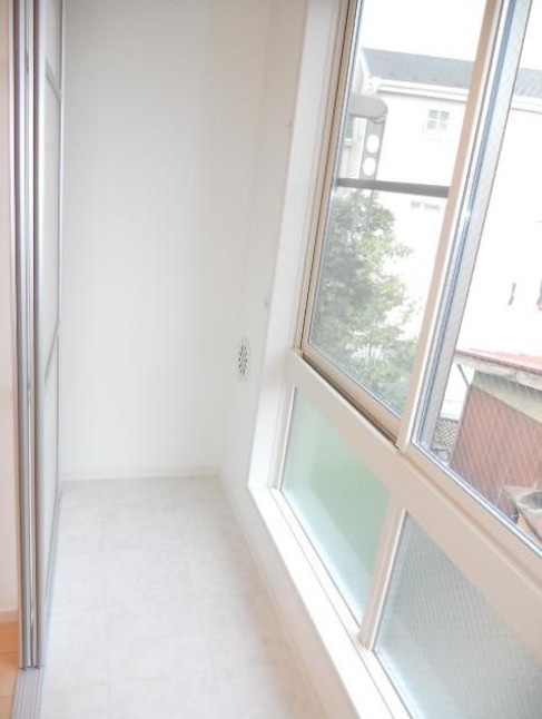 Prague　ルームコート　IHコンロ　敷地内ゴミ置場のバルコニー