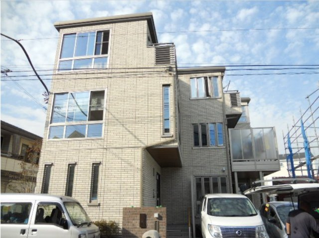 Prague　ルームコート　IHコンロ　敷地内ゴミ置場の外観