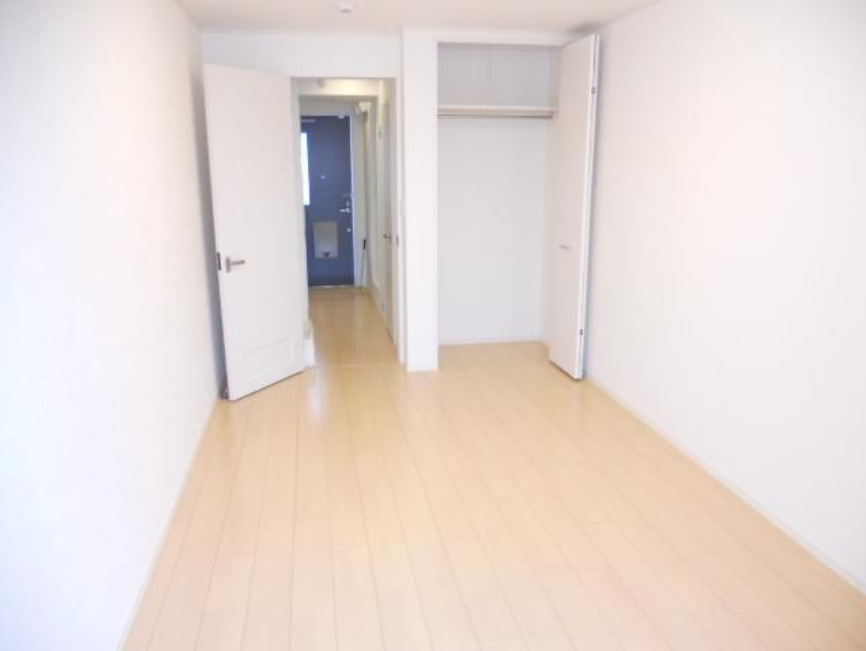 Prague　ルームコート　IHコンロ　敷地内ゴミ置場の居間・リビング