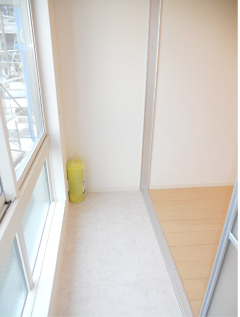 Prague　ルームコート　IHコンロ　敷地内ゴミ置場の内装