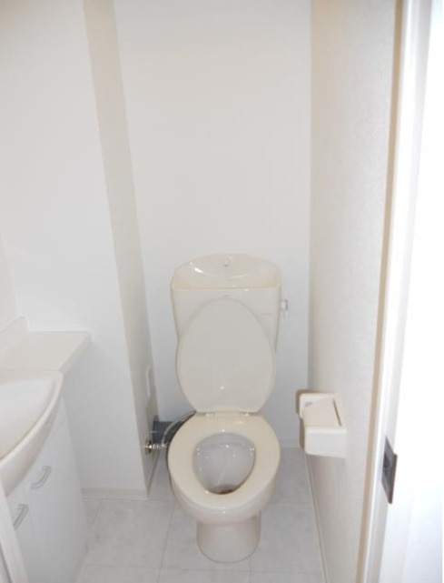 Prague　ルームコート　IHコンロ　敷地内ゴミ置場のトイレ