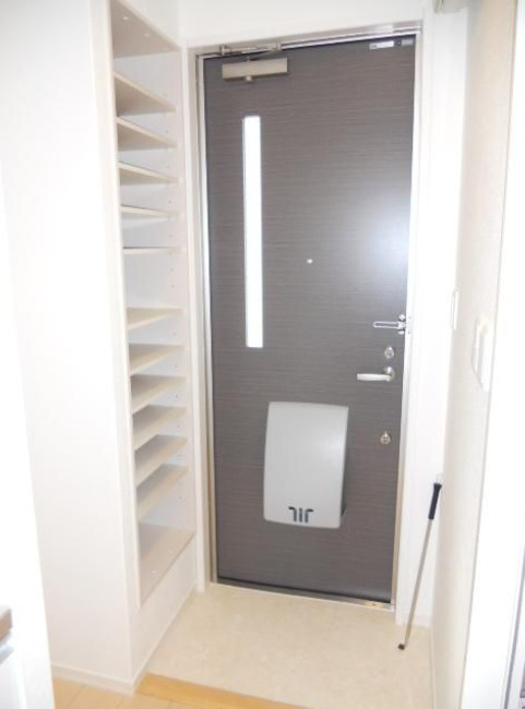 Prague　ルームコート　IHコンロ　敷地内ゴミ置場の玄関