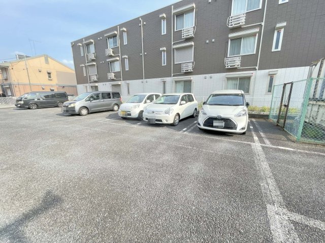 メゾンセピアCの駐車場