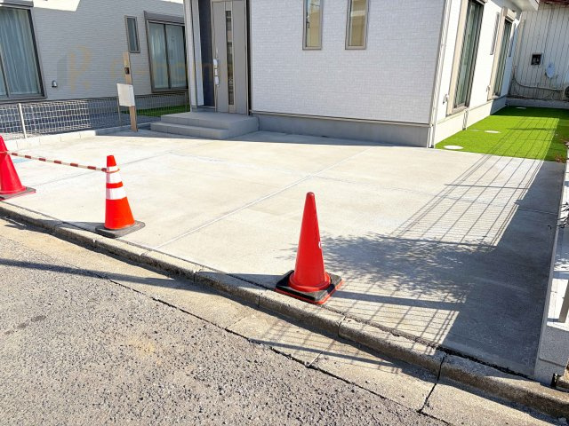 水戸市内原町　新築戸建て　B号棟の駐車場|カースペースは3台完備。ゲスト用のスペースも確保できますね♪
