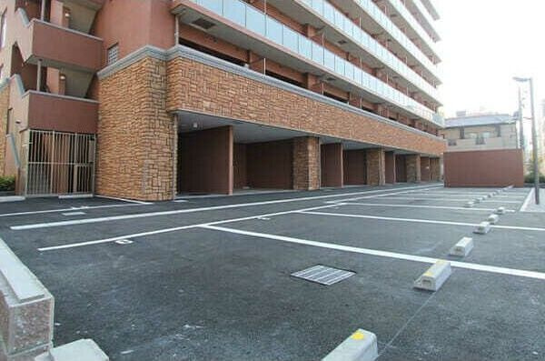 グランカーサ新大阪SOUTHの駐車場