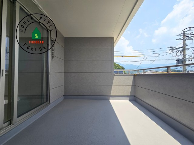 糟屋郡篠栗町庄6丁目第1-1棟（1号棟）の外観：施工例|風をしっかりと感じられるバルコニーでは、毎日が洗濯日和です。広々としているので洗濯も楽しくなるでしょうし、気分転換にバルコニーからの眺めを楽しむのもいいでしょう。