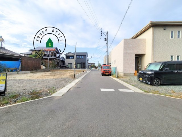 熊本市南区御幸木部2丁目第4-1棟（6号棟）　の前面道路含む現地写真|前面道路は閑静な住宅地をはしる車通りの少ない道路。お車の出し入れが苦手なママや小さなお子様にも安心ですね。しっかり舗装もされているので、ベビーカーや自転車で通っても快適に通行できます。