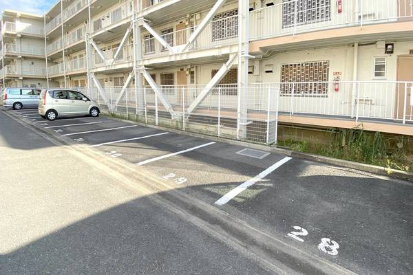 ビレッジハウス私部2号棟の駐車場|駐車場に車を止められます