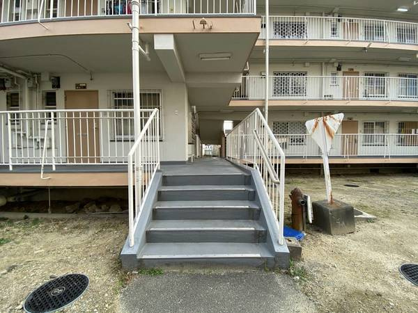 ビレッジハウス私部2号棟のエントランス|建物の内部です