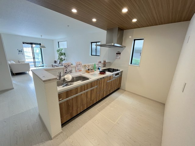 【キッチン】 | 糟屋郡宇美町障子岳南2丁目2期　1号棟（全2棟）【仲介手数料無料・0円】 | 施工例。施工例は完成時と異なる場合があります。
