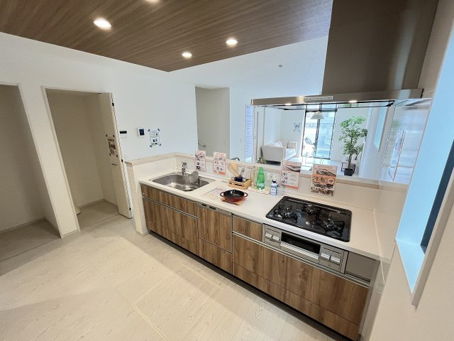 【キッチン】 | 糟屋郡宇美町障子岳南2丁目2期　1号棟（全2棟）【仲介手数料無料・0円】 | 施工例。施工例は完成時と異なる場合があります。