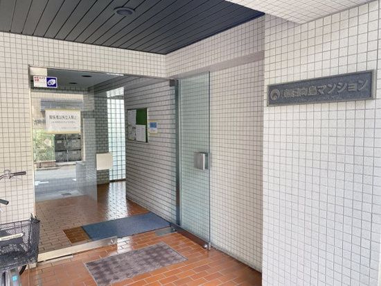 朝日向島マンションのエントランス