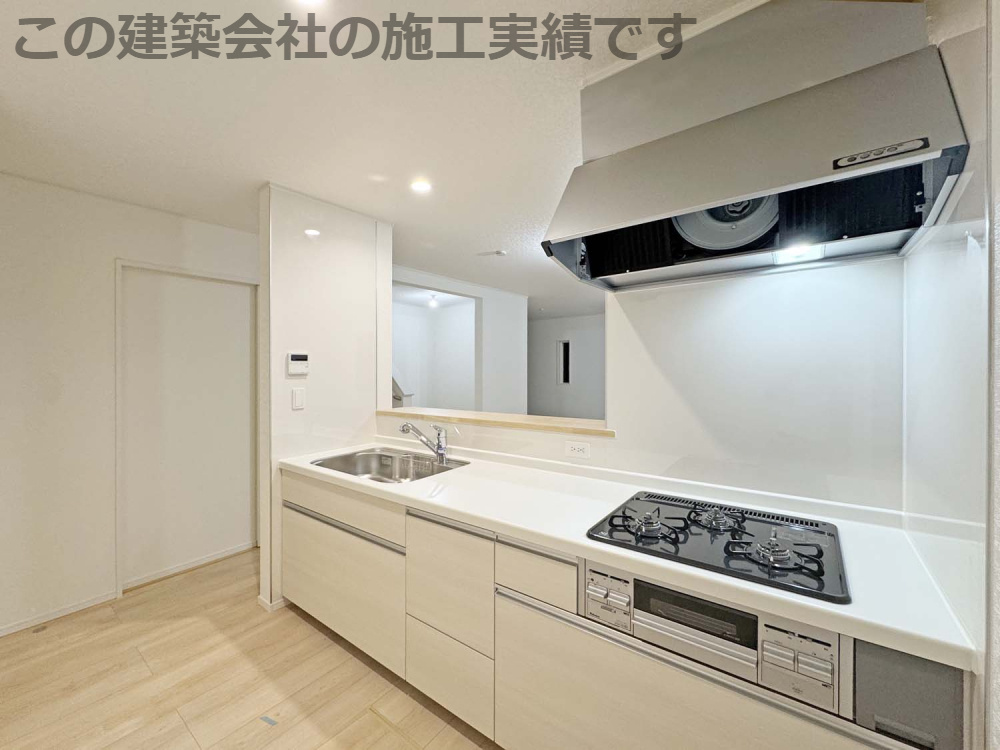 耐震+制震の家 高屋町：住宅性能取得物件 2号棟のキッチン|対面式のシステムキッチン：リビングで遊んでいるお子様を見守りながら、時にはお喋りをしながら料理や後片付けができる人気の高いスタイルです