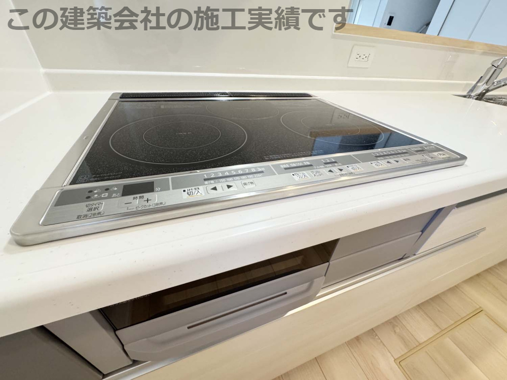 耐震+制震の家 高屋町：住宅性能取得物件 2号棟のキッチン|安全安心IHクッキングヒーターお手入れ楽々！