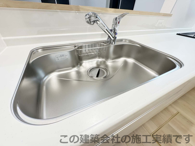 ■全面エンボス加工ステンレスシンク
■水はねの音や食器が当たる音を大幅に軽減
■浄水器内蔵水栓、浄水器ごとホースを引き出せます