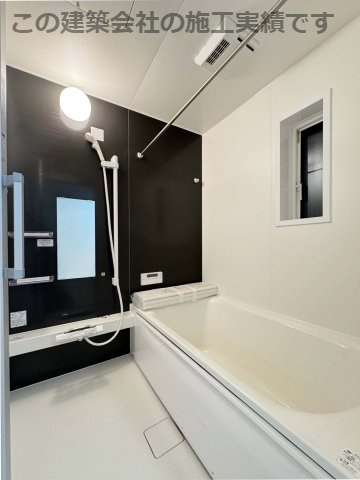 耐震+制震の家 高屋町：住宅性能取得物件 2号棟の浴室|■バスルームを湿気から守り、洗濯物を乾かす事が出来ます
■浴室暖房でヒートショックの予防
■４時間たっても、湯温低下は約2.5℃ お湯が冷めにくい構造で、光熱費を節約できます