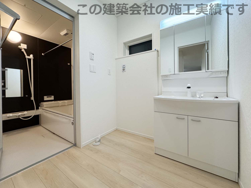 耐震+制震の家 高屋町：住宅性能取得物件 2号棟の独立洗面台|■三面鏡タイプを採用。鏡の裏にも収納できます
■手洗の洗濯にも便利なゆったりサイズのシンク 
■水栓はリフトアップ機能付、ハンドシャワーでも使えます