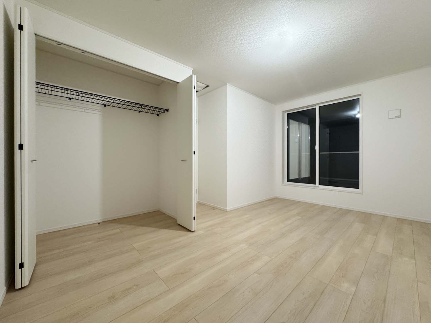 耐震+制震の家 高屋町：住宅性能取得物件 2号棟の洋室|各居室に収納を備えました