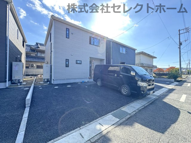 耐震+制震の家 高屋町：住宅性能取得物件 2号棟の前面道路含む現地写真|★先着順販売受付開始！
◎耐震+制震の家 高屋町：住宅性能取得物件 2号棟
★子育てグリーン住宅：40万円交付対象物件
◎高屋小学校徒歩14分
◎ゆめタウン小徒歩8分
◎子守唄の里高屋駅徒歩5分