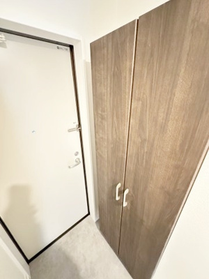 【玄関】 | ベイルーム横須賀堀ノ内プレミア | 木目調のお洒落なシューズボックス