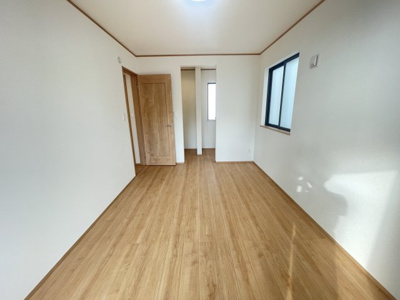 【洋室】 | 沖縄市南桃原（全2棟） | A号棟　洋室7.12帖＋WIC＋フリールーム付き♪