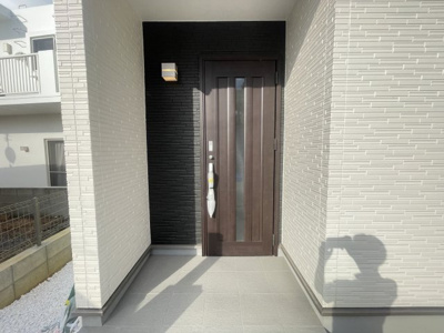 【玄関】 | 沖縄市南桃原（全2棟） | A号棟　スマートキー付き♪