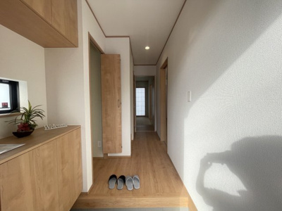 【玄関】 | 沖縄市南桃原（全2棟） | A号棟　十分な収納付き玄関♪玄関ホール収納付き♪