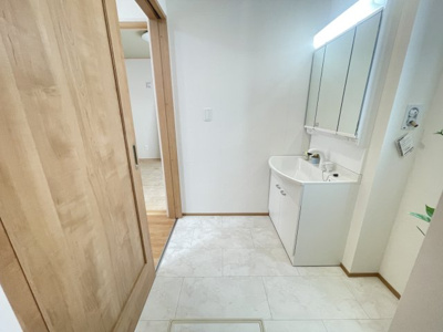 【脱衣所】 | 沖縄市南桃原（全2棟） | A号棟　三面鏡付き洗髪洗面化粧台♪