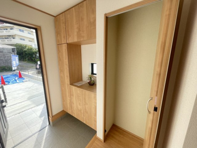 【玄関】 | 沖縄市南桃原（全2棟） | A号棟　十分な収納付き玄関♪玄関ホール収納付き♪