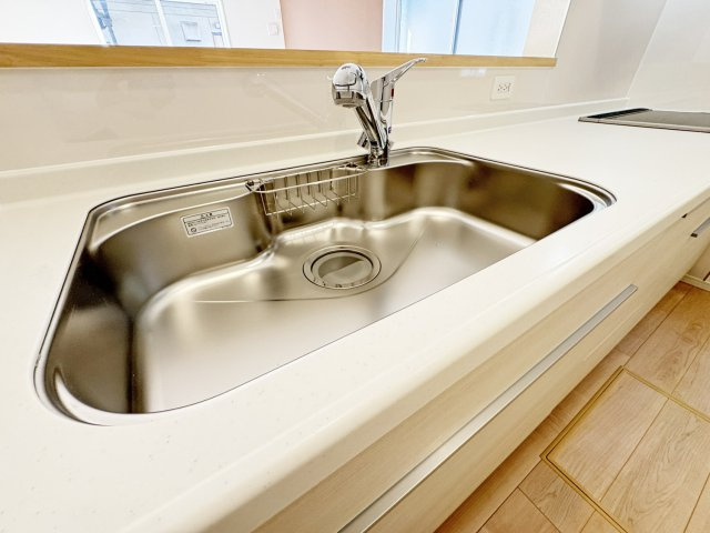 耐震+制震の家 高屋町：住宅性能取得物件 3号棟のキッチン|対面式のシステムキッチン：リビングで遊んでいるお子様を見守りながら、時にはお喋りをしながら料理や後片付けができる人気の高いスタイルです