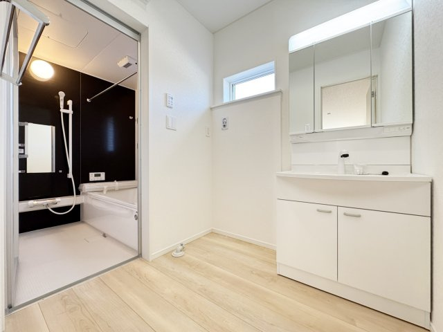 耐震+制震の家 高屋町：住宅性能取得物件 3号棟の設備|■全面エンボス加工ステンレスシンク
■水はねの音や食器が当たる音を大幅に軽減
■浄水器内蔵水栓、浄水器ごとホースを引き出せます