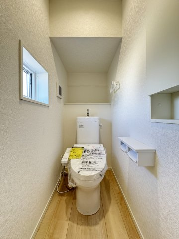 耐震+制震の家 高屋町：住宅性能取得物件 3号棟の浴室|■バスルームを湿気から守り、洗濯物を乾かす事が出来ます
■浴室暖房でヒートショックの予防
■４時間たっても、湯温低下は約2.5℃ お湯が冷めにくい構造で、光熱費を節約できます