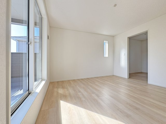 耐震+制震の家 高屋町：住宅性能取得物件 3号棟の独立洗面台|■三面鏡タイプを採用。鏡の裏にも収納できます
■手洗の洗濯にも便利なゆったりサイズのシンク 
■水栓はリフトアップ機能付、ハンドシャワーでも使えます