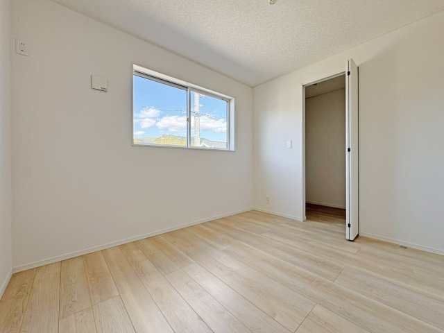 耐震+制震の家 高屋町：住宅性能取得物件 3号棟の洋室|各居室に収納を備えました