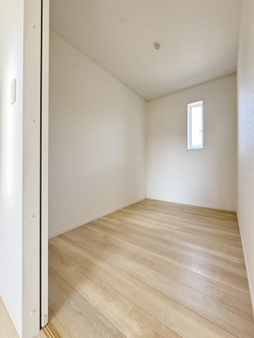 耐震+制震の家 高屋町：住宅性能取得物件 3号棟の洋室|各居室に収納を備えました