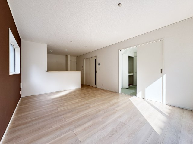 耐震+制震の家 高屋町：住宅性能取得物件 3号棟の玄関|■TVモニター 夜間の訪問者の顔も確認できるLEDライトを装備
■カードキー　カードやシールを近づけるだけで開け閉め出来る機能
■雨風に強い軽量アルミニウム仕上 インターホン 照明 ポスト 表札セット