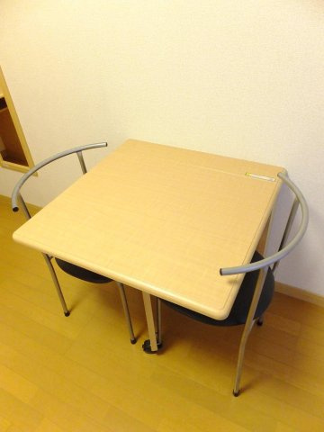 レオパレスＹＵＭＥの居間・リビング|テーブル付き