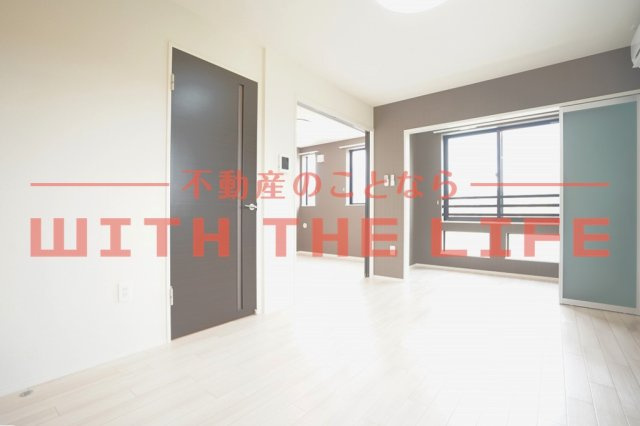 impiaN【10.000円キャッシュバック対象物件】の居間・リビング|こちらの居間で趣味の時間をお楽しみください