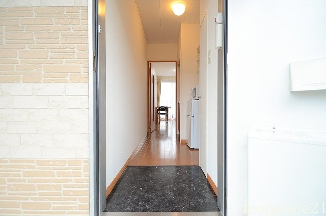 レオパレス俵口ヒルズの玄関