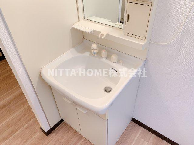 ファミールコーポ高屋8の洗面所|独立洗髪洗面台がついています◇