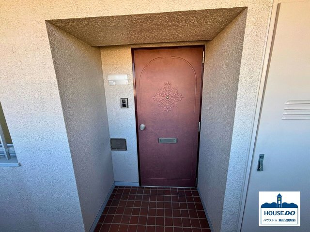 R7,4月リフォーム済み！シティコーポ滝子通の玄関|共用通路からみた玄関写真です