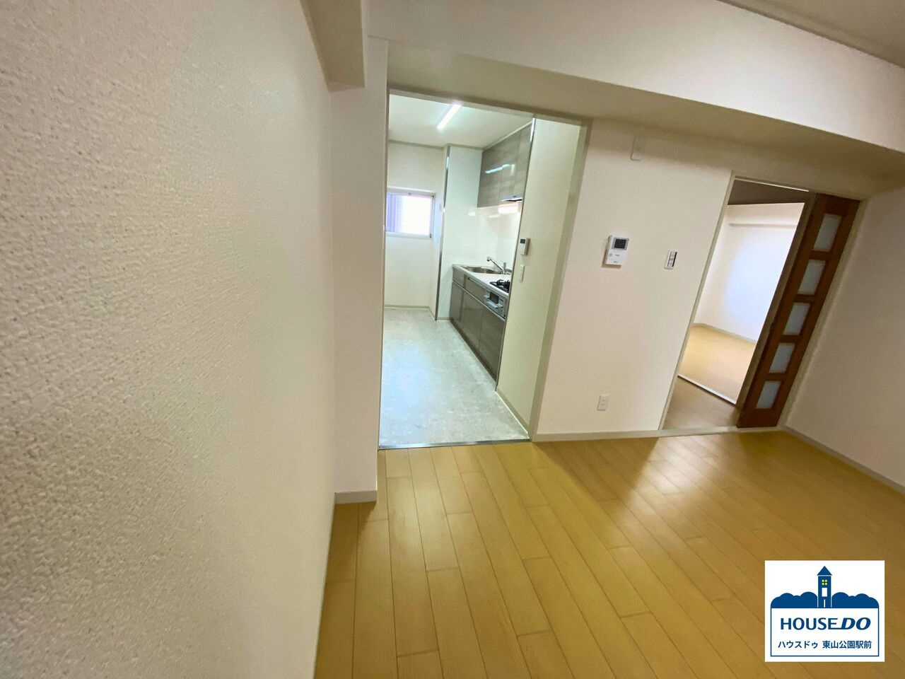R7,4月リフォーム済み！シティコーポ滝子通のダイニング|シンプルで洗練されたデザインが、家族や友人との会話を自然と引き立てるダイニング