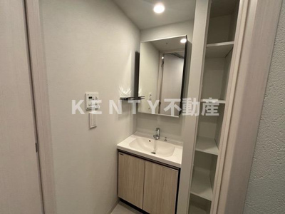 【独立洗面台】 | ブランシエスタ品川大井町パークエッジ | 独立洗面台、小物を置くことができて便利です