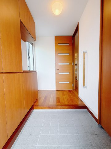 【中古戸建】高崎市三ツ寺町の玄関|■玄関｜毎日の「いってらっしゃい」や「お帰りなさい」を大切なご家族と過ごす玄関は〈使いやすさ〉を追求しております。玄関横の物入は急な来客時でもさっとお片付けできるスペースを確保しています。