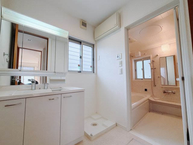 【中古戸建】高崎市三ツ寺町の独立洗面台|■洗面室｜三面鏡の洗面台は鏡の裏が収納ポケットになっているので、ヘアケア用品や歯ブラシなどでごちゃつきがちな洗面台周りがスッキリ片付きます。　