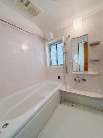 【中古戸建】高崎市三ツ寺町の浴室|■浴室｜デザイン性に優れた浴室♪1日の疲れを癒す、ゆったりとしたバスタイムをぜひお過ごしください(*＾＾*)大きな窓付きで嬉しい♪