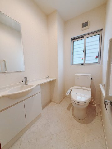 【中古戸建】高崎市三ツ寺町のトイレ|■トイレ｜1階と2階にトイレがございます♪壁には小物を置けるスペースがあるのでトイレットペーパーのストックを置いておくのにも便利です♪写真などを飾ってもおしゃれですね♪